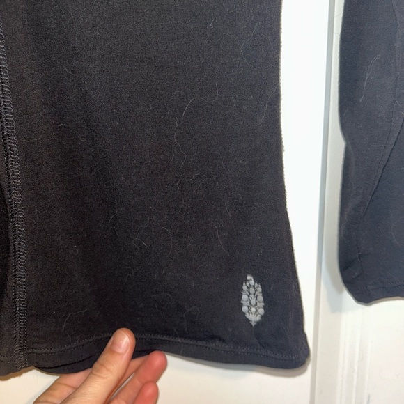 Free people movement  Black V-Neck Women's lone sleeve cut out top open back - Picture 4 of 6